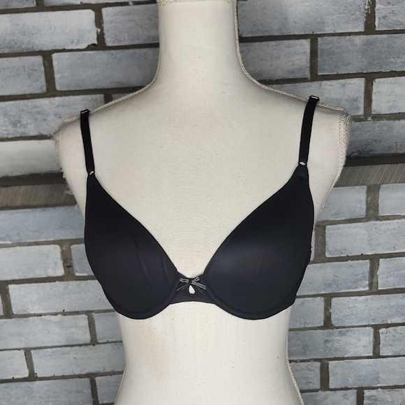 Maidenform Other - Maidenform Lightly Lined Underwire T-Shirt Bra Size 34B Black